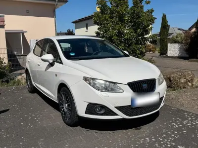 Używany Seat Ibiza Copa 69 KM (50 kW) 2011 Biały Sedan/Limuzyna