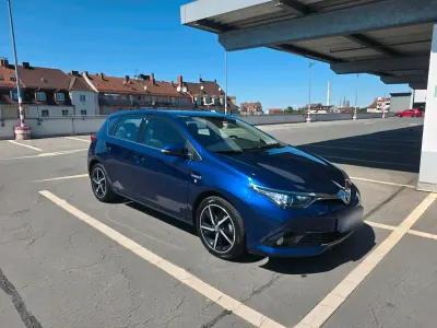 Gebraucht Toyota Auris Hybrid 136 PS (100 kW) 2015 Blau Limousine