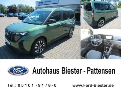 Neu Ford Tourneo Courier Titanium 125 PS (91 kW) 2026 Grün Van / Kleinbus