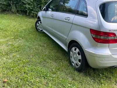 Gebraucht Mercedes B200 136 PS (100 kW) 2006 Silber Van / Kleinbus