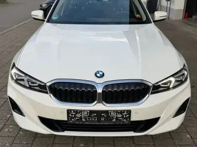 Gebraucht BMW 318 Sport Line 156 PS (114 kW) 2023 Weiß Limousine