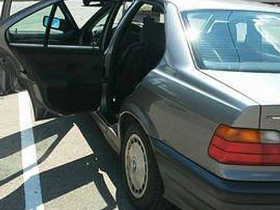 Grau Gebraucht 1993 BMW 316 Limousine | 2.760 €