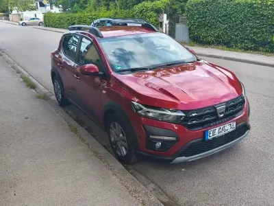 Używany Dacia Sandero Comfort 101 KM (74 kW) 2022 Czerwony Sedan/Limuzyna