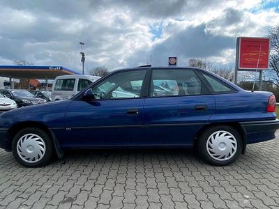 Gebraucht Opel Astra 75 PS (55 kW) 1996 Blau Limousine