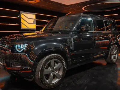 Second-hand Land Rover Defender SE Dynamic 300 CP (220 kW) 2024 Negru SUV