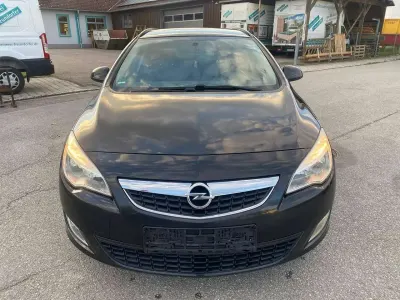 Gebraucht Opel Astra Design Edition 125 PS (91 kW) 2011 Saphirschwarz mineraleffekt Kombi