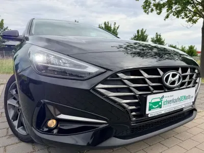 Gebraucht Hyundai i30 Trend 120 PS (88 kW) 2022 Schwarz Limousine