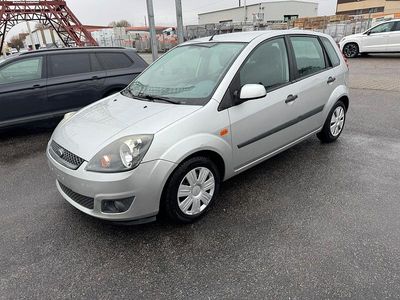 Gebraucht Ford Fiesta 70 PS (51 kW) 2005 Silber Kleinwagen