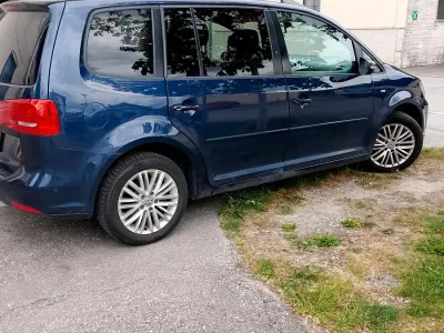 Gebraucht VW Touran Cup 105 PS (77 kW) 2014 Blau Van / Kleinbus