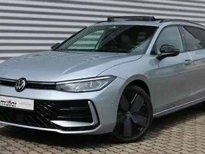 Gebraucht VW Passat R-line 150 PS (110 kW) 2024 Oyster silver metallic Kombi