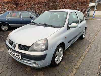 Grau Gebraucht 2002 Renault Clio II Initiale Limousine | 2.299 € (Teuer)