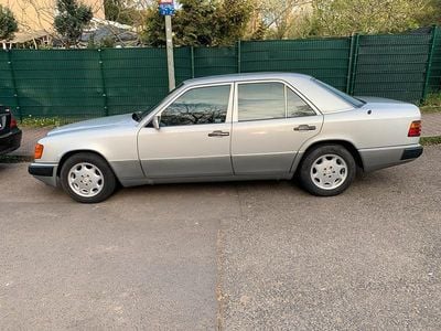 Second-hand Mercedes E250 94 CP (69 kW) 1990 Argintiu Berlinǎ