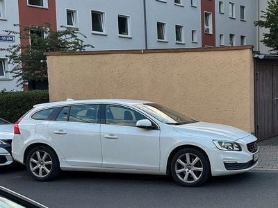 Weiß Gebraucht 2017 Volvo V60 Momentum Kombi | 16.900 €