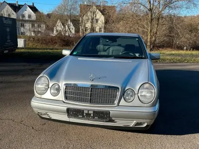 Używany Mercedes E230 150 KM (110 kW) 1996 Srebrny Sedan/Limuzyna