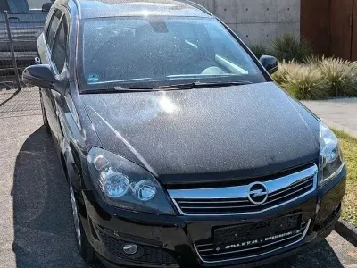 Gebraucht Opel Astra Edition 90 PS (66 kW) 2010 Schwarz Limousine