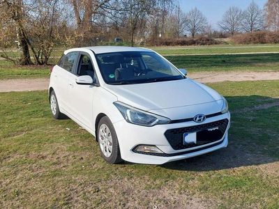 Gebraucht Hyundai i20 75 PS (55 kW) 2017 Weiß Limousine