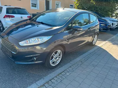 Gebraucht Ford Fiesta 101 PS (74 kW) 2013 Schwarz Limousine