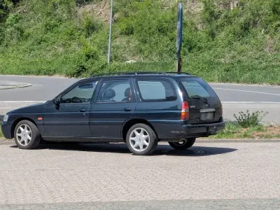 Gebraucht Ford Escort Ghia 90 PS (66 kW) 1997 Grün Limousine