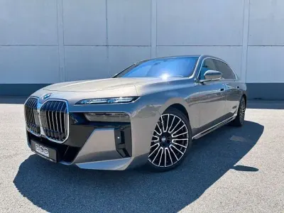 Gebraucht BMW 740 M Sport 299 PS (219 kW) 2025 Oxidgrau ii metallic Limousine