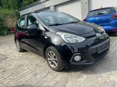 Gebraucht Hyundai i10 Edition 87 PS (63 kW) 2015 Phantom black. / mic Kleinwagen