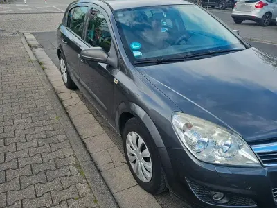 Używany Opel Astra Cosmo 116 KM (85 kW) 2009 Czarny Sedan/Limuzyna