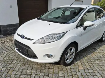 Gebraucht Ford Fiesta Titanium 82 PS (60 kW) 2012 Weiß Limousine