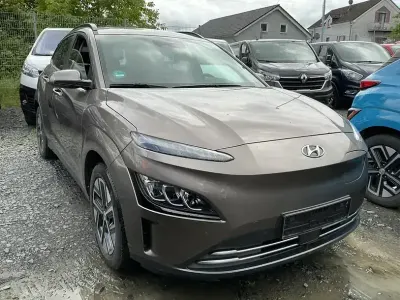 Gebraucht Hyundai Kona Trend 100 kW (136 PS) 2022 Bronze silky bronze / met (metallic) SUV