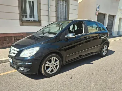 Gebraucht Mercedes B180 116 PS (85 kW) 2011 Schwarz Kleinwagen