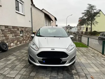Używany Ford Fiesta Celebration 60 KM (44 kW) 2016 Srebrny Hatchback