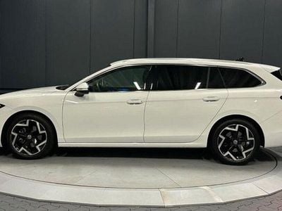 Gebraucht VW Passat Elegance 150 PS (110 kW) 2025 Pure white Kombi