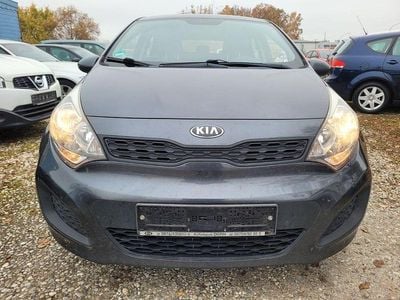 Grau Gebraucht 2014 Kia Rio Limousine | 6.499 € (Fairer Preis)
