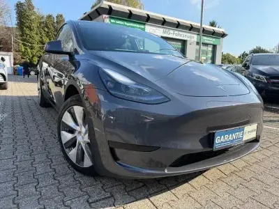 Begagnad Tesla Model Y RWD 255 kW (347 HK) 2023 Grå SUV