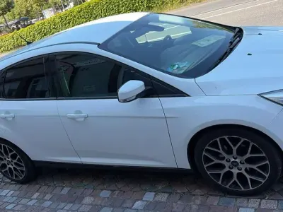 Gebraucht Ford Focus Trend 125 PS (91 kW) 2015 Weiß Kleinwagen