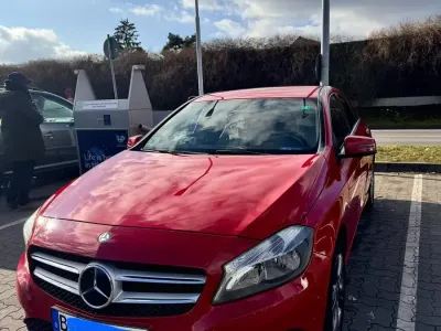 Gebraucht Mercedes A180 122 PS (89 kW) 2013 Rot Limousine