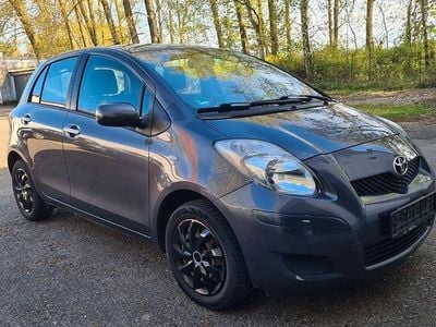 Gebraucht Toyota Yaris 69 PS (50 kW) 2011 Grau Kleinwagen