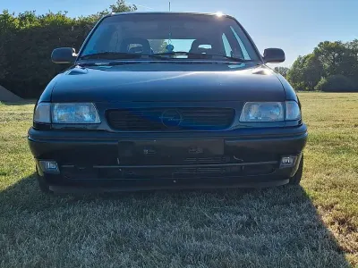 Second-hand Opel Astra Sport 136 CP (100 kW) 1996 Negru Berlinǎ