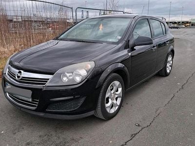 Używany Opel Astra 100 KM (73 kW) 2010 Czarny Sedan/Limuzyna