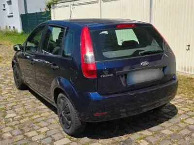 Gebraucht Ford Fiesta Ambiente 101 PS (74 kW) 2002 Blau Kleinwagen