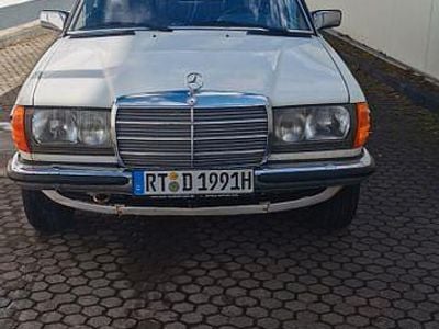 Gebraucht Mercedes 230 136 PS (100 kW) 1982 Weiß Limousine
