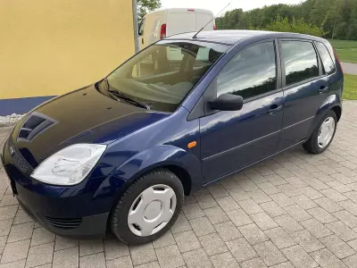 Używany Ford Fiesta Futura 69 KM (50 kW) 2004 Niebieski Hatchback