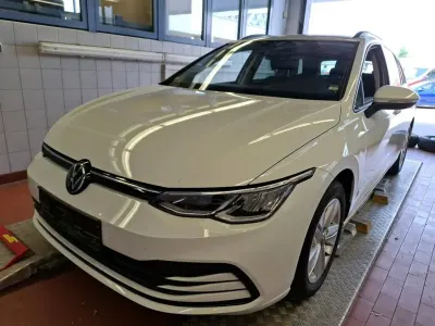 Gebraucht VW Golf VIII Life 150 PS (110 kW) 2024 Weiß Kombi
