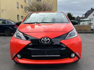 Second-hand Toyota Aygo X-cite 69 CP (50 kW) 2014 Portocaliu Hatchback