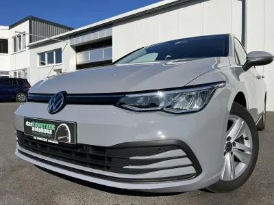 Gebraucht VW Golf VIII Life 131 PS (96 kW) 2023 Grau Limousine