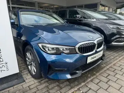 Gebraucht BMW 330e Sport Line 184 PS (135 kW) 2022 Blau Kombi