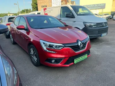 Gebraucht Renault Mégane Life 132 PS (97 kW) 2019 Rot Kleinwagen