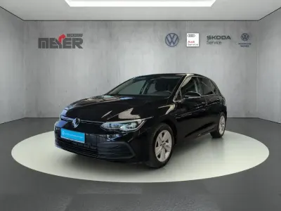 Gebraucht VW Golf VIII Life 131 PS (96 kW) 2023 Deep black perleffekt Limousine