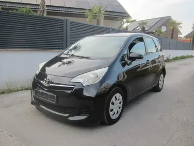 Gebraucht Toyota Verso-S Life 90 PS (66 kW) 2011 Schwarz Van / Kleinbus
