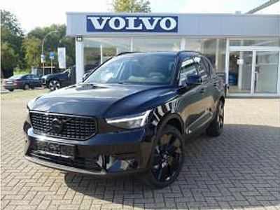 Neu Volvo XC40 Plus 163 PS (119 kW) 2025 Schwarz (onyx black) SUV