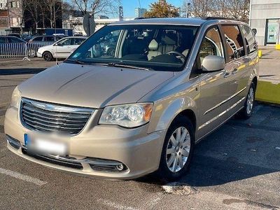 Braun Gebraucht 2016 Chrysler Town & Country Van / Kleinbus | 12.900 € (Fairer Preis)
