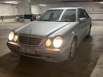 Second-hand Mercedes E240 170 CP (125 kW) 1999 Argintiu Berlinǎ